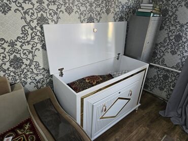 угловой диван с креслом раздвижной: Белый декоративный сундук-комод с откидной крышкой и акцентами «под