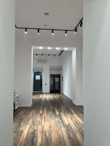 Restoran, kafelər: İcarəyə obyekt – şəhər mərkəzində, tarixi binaların sırasındakı küçədə — 7