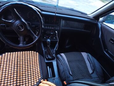 опел вектора с: Седан Audi 80 в цвете "морской волны". Автомобиль оснащен механической