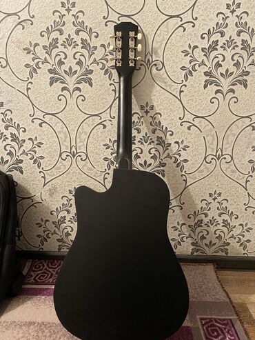 Срочно продается гитара в идеальном состоянии размер 38
