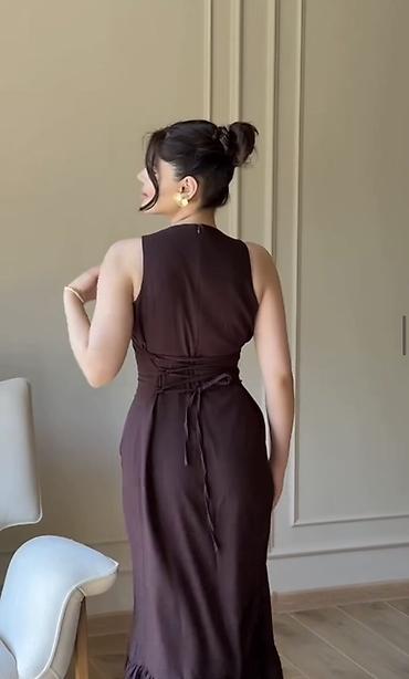 volanlı ətək: Qadın donu – qəhvəyi, midi uzunluqda - Model: qolsuz, qapalı dairəvi — 2