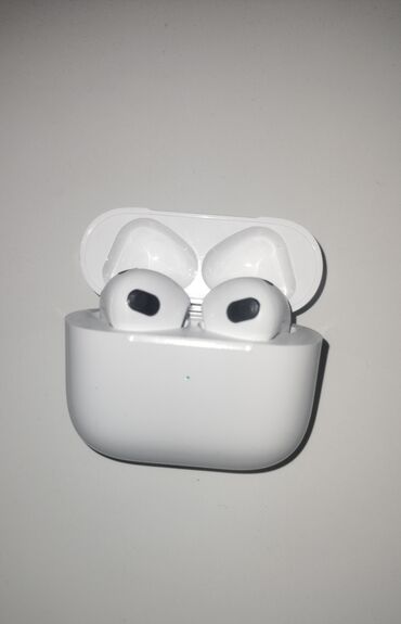 airpods max цена бишкек копия: Беспроводные наушники белого цвета, оснащенные зарядным кейсом для