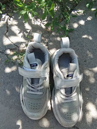 Кроссовки и спортивная обувь: Кросовки для подростка 36размер в хорошем состоянии сейчас чистые