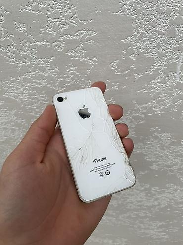 Мобильные телефоны: IPhone 4, белый, 3.5" Retina, корпус из стекла и стали. На экране — 2
