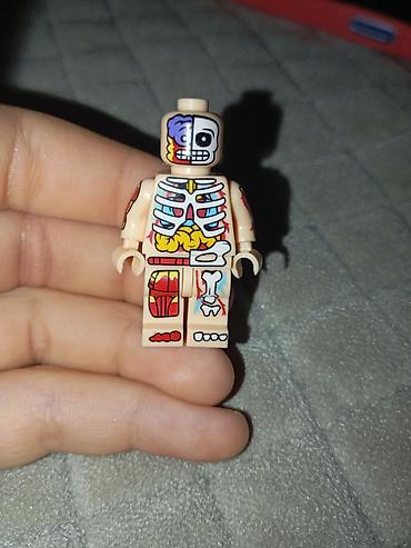 Минифигурка в стиле LEGO с анатомическим принтом. - Тематика: «срез