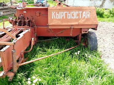 айыл чарба: Прицепной пресс-подборщик, окрашенный в красный цвет, с надписью