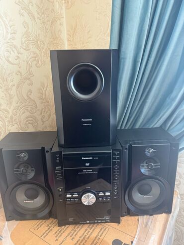 Musiqi mərkəzləri: Panasonic-dan DVD dəyişdiricisi olan qara musiqi mərkəzi. Bu sistem