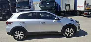 Kia: Kia Rio X-Line, gümüşü rəng, şəhər-krossover üslubunda hatchback — 2