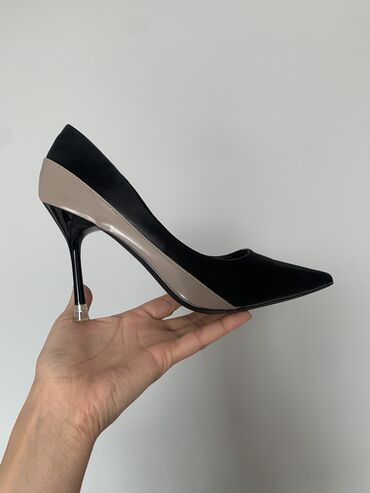 каблуки черные: Туфли 37.5, цвет - Черный