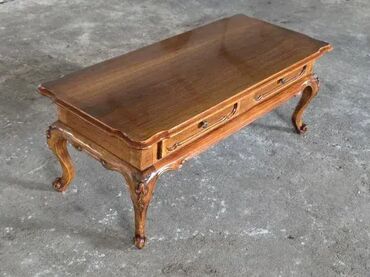 Stilski klub stolovi: Prelep stocic u odlicnom stanju. Duzina 130 cm Sirina 60 cm Visina 52 — 1