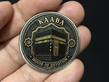 kub nece hesablanir: Kaaba xatirə medal/moneti - Dizayn: Ön üzdə “KAABA – House of — 1