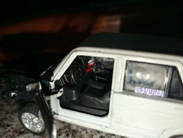 Oyuncaqlar: Məhsul: LED işıqlı kiçik ölçülü model avtomobil Təsvir: - Korpus — 9