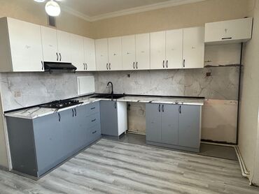 metbext skaflari: Mətbəx mebeli dəsti – L şəkilli, ağ və boz rəng kombinasiyası - Üst