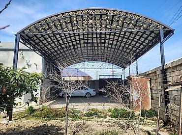 dam ortuk: Dekorativ dəmir konstruksiyalı həyatyanı sahə üçün naves/üstörtü. - — 1