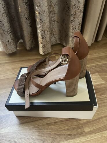 Босоножки, сандалии, шлепанцы: Qadın sandaleti – Gold&Gold - Rəng: qəhvəyi - Model: qalın hündur