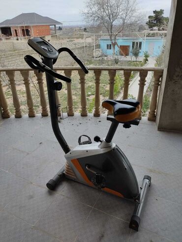 Elliptik trenajorlar: Qara, boz və narıncı rəngli, elektron displeyli velosiped trenajoru