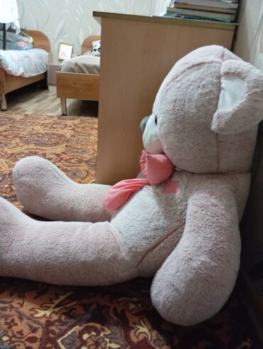 медведь игрушка: Продаю срочно розового медведя, очень мягкий. в хорошом качестве