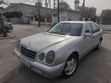 krasnoe plate v pol s otkrytoi spinoi: Mercedes-Benz E 320: 1998 г., 3.2 л, Механика, Бензин, Седан