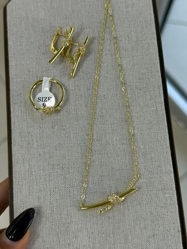 firuzə qaşlı uzuklər: Qızılı rəngdə zərgərlik dəsti Zərif zəncirli boyunbağı, halqa sırğalar