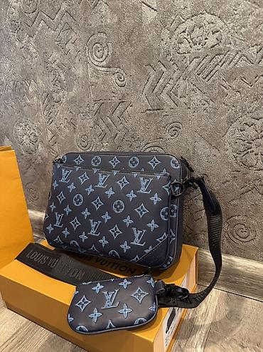 Барсетки: Барсетка, Louis Vuitton, Материал: Экокожа, Множество карманов, Регулируемый ремень, Съёмный ремень, Новый — 2