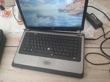 Dell: HP Pavilion dv6 seriyalı noutbuk Yere dusub qirilib. iki yere bolunub