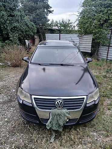 015 maşını: Volkswagen Passat sedan. Avtomobilin salonu qara rəngdədir və ön — 4