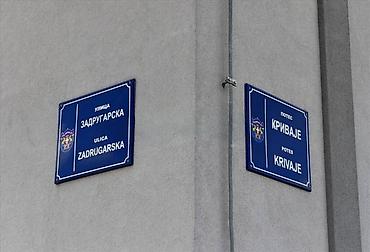 Radionice, postrojenja, fabrike: -Površina od 920m2 je podeljena u dva objekta 660m2 i 260m2. -Hala sa — 6