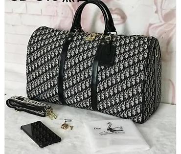 Səyahət üçün iri ölçülü “duffle/keçid çantası” modeli yeni çantalar