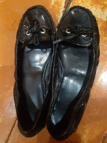 пена для обуви: Балетки женские. Первая чёрная 40 размер, вторая белая 39 размер. Оба