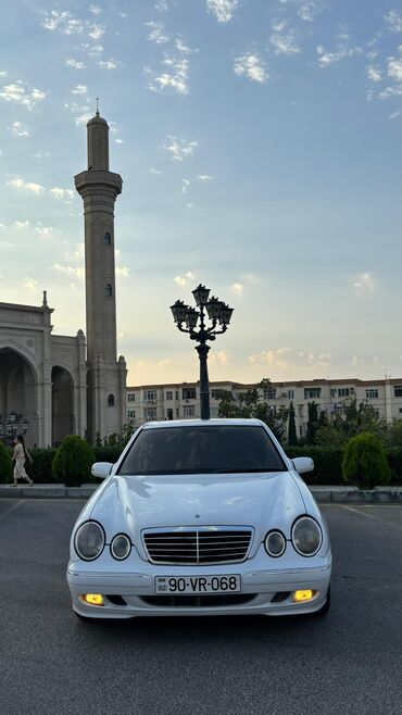 Mercedes-Benz: Mercedes-Benz E-Class (W210), ağ rəng, sedan gövdə. Xüsusiyyətlər: - — 1