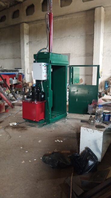 sirniyyat avadanligi: Yaşıl rəngdə olan bu hidravlik pres karton, plastik və digər təkrar