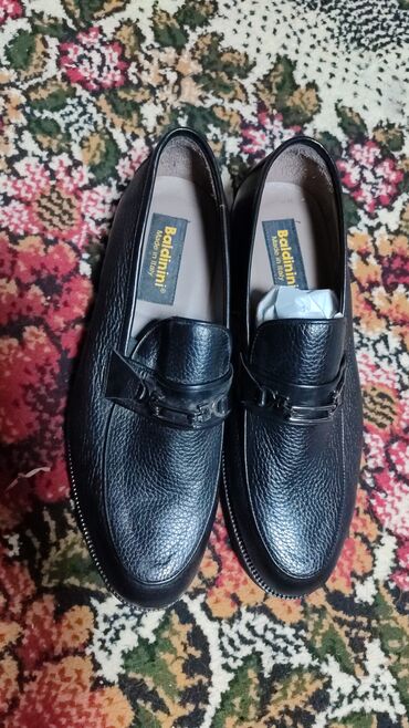 обувь мужская 43: Продаю мужские туфли новое.привезли с Дубая.размеры не подошли