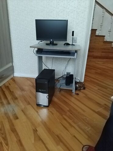 Masaüstü kompüterlər və iş stansiyaları: Dell kompü100ter dəsti, monitor, klaviatura, siçan və akustik