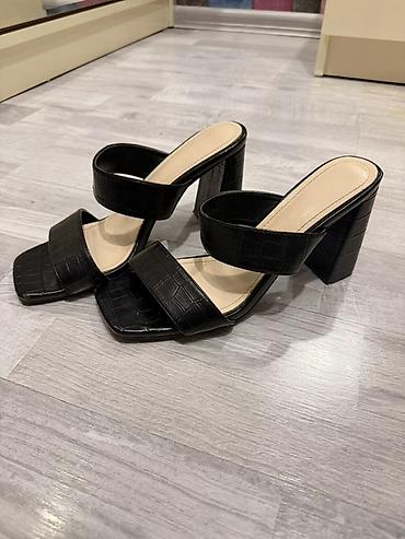 dini geyim: Qadın üçün qara topuq açıq tufli (mule) - Model: İki zolaqlı, kvadrat — 2