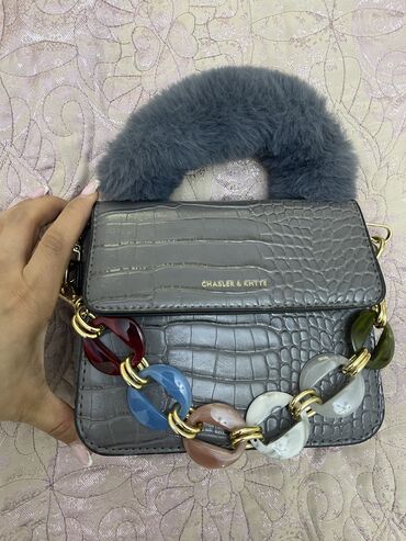 boz qadın futbolkaları: Çiyin çantası, Charles & Keith, Yeni