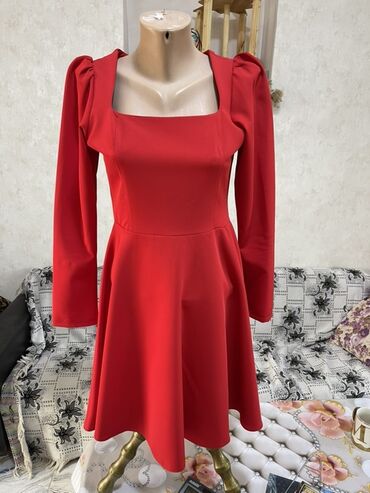pencekler qadin ucun: Qırmızı rəngdə zərif qadın donu - Dizayn: kvadrat yaxalıq, uzun qol