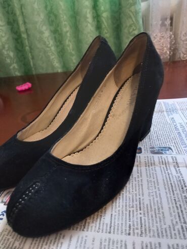 продаю женские туфли: Туфли 38, цвет - Черный