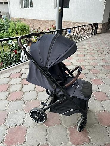 детский коласка: Прогулочная коляска Kidilo (надпись на подножке) в темно‑сером цвете — 1
