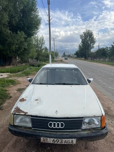 авто хонда аккорд: Белый седан Audi 100 с классическим дизайном кузова. Автомобиль