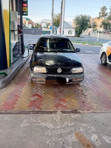 срочно продать машину: Автомобиль Volkswagen Jetta черного цвета. Это компактный седан с