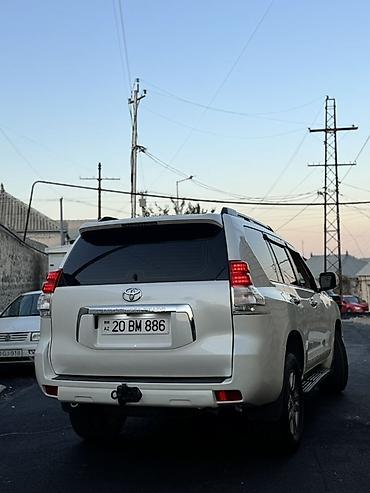 Toyota: Toyota Land Cruiser Prado – ağ rəngli, 5 qapılı SUV. Xüsusiyyətlər: - — 2
