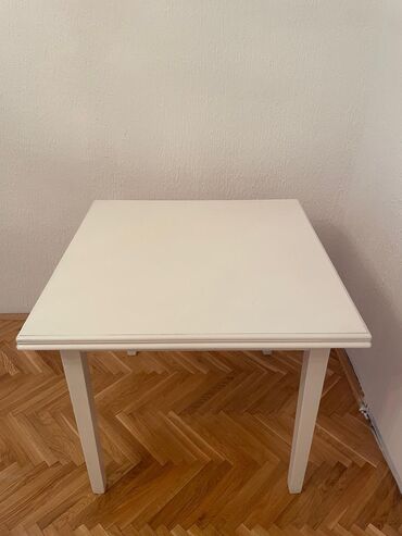 okrugli sto: 85x85 dimensions 
Wooden table white perfect condition please call