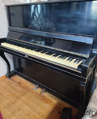 Upright pianino – klassik qara korpus, dekorativ ön panel naxışı ilə
