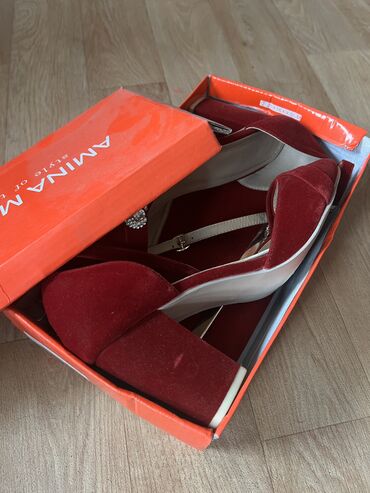 подарки бишкек для девушек: Продаю набор: туфли 39 размера и клатч В хорошем все состоянии