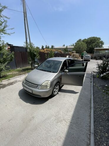 дом на колесо: Универсальный автомобиль Honda Stream с просторным салоном, идеально