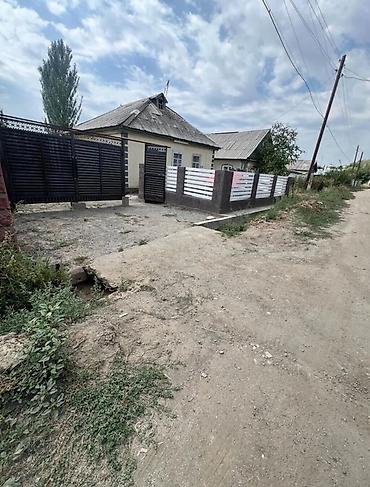 Дом с участком и ограждённым двором - Одноэтажный кирпичный дом с