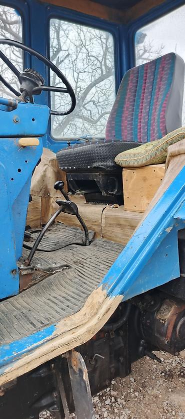 traktor yumze: Belarus MTZ təkərli traktor və asılan püskürdücü və gübrə səpənlə — 7