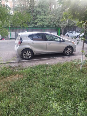 я ищу лада приора: Toyota Prius: 2015 г., 1.5 л, Автоматтык, Гибрид, Хетчбек