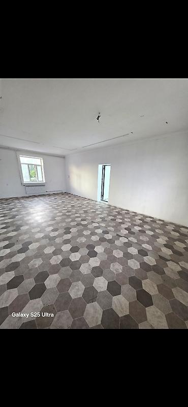 сдаю квартиру 500: 🏠 ЖЕР ҮЙ АРЕНДАГА БЕРИЛЕТ! 📍 Жайгашкан жери: Колмо 🏡 Үй: 5 бөлмөлүү 🚗 — 2