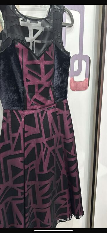 Xonça: Monica ricci brendi .Park bulvardan alınlb.250 azn.satılır 80